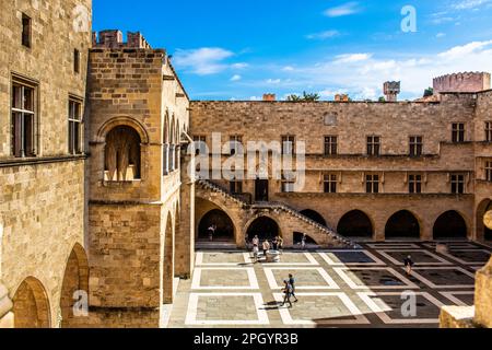 Innenhof, umgeben von Arkaden mit Statuen aus der hellenistischen und römischen Zeit, Grand Masters Palace, erbaut im 14. Jahrhundert vom Johnnite Stockfoto