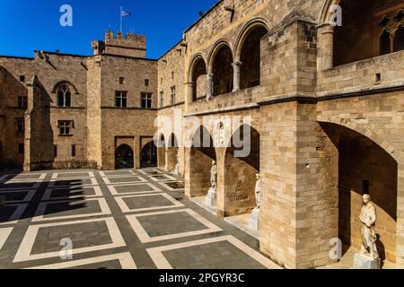 Innenhof, umgeben von Arkaden mit Statuen aus der hellenistischen und römischen Zeit, Grand Masters Palace, erbaut im 14. Jahrhundert vom Johnnite Stockfoto