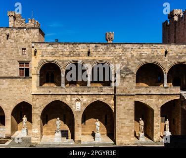 Innenhof, umgeben von Arkaden mit Statuen aus der hellenistischen und römischen Zeit, Grand Masters Palace, erbaut im 14. Jahrhundert vom Johnnite Stockfoto