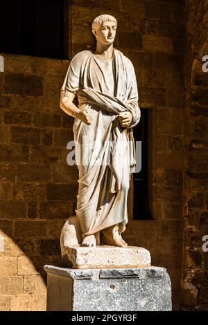 Innenhof, umgeben von Arkaden mit Statuen aus der hellenistischen und römischen Zeit, Grand Masters Palace, erbaut im 14. Jahrhundert vom Johnnite Stockfoto