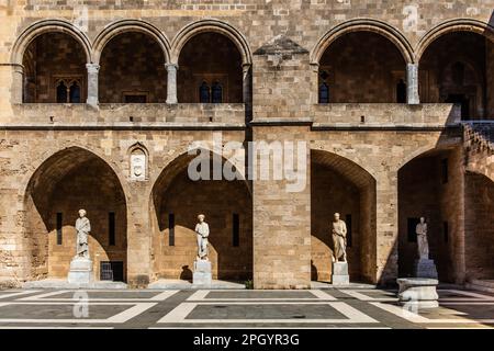 Innenhof, umgeben von Arkaden mit Statuen aus der hellenistischen und römischen Zeit, Grand Masters Palace, erbaut im 14. Jahrhundert vom Johnnite Stockfoto