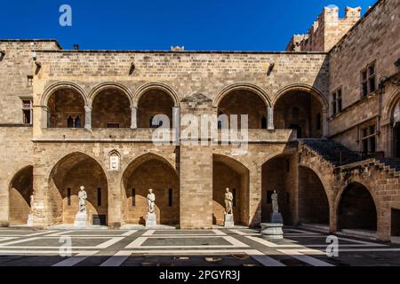 Innenhof, umgeben von Arkaden mit Statuen aus der hellenistischen und römischen Zeit, Grand Masters Palace, erbaut im 14. Jahrhundert vom Johnnite Stockfoto