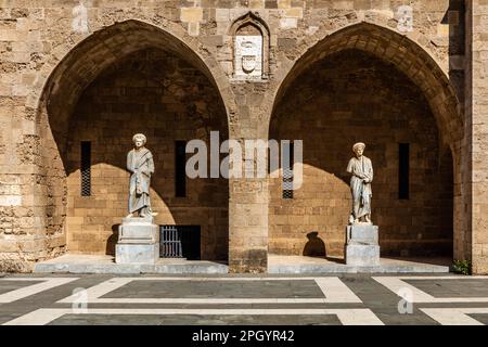 Innenhof, umgeben von Arkaden mit Statuen aus der hellenistischen und römischen Zeit, Grand Masters Palace, erbaut im 14. Jahrhundert vom Johnnite Stockfoto