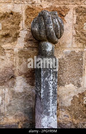 Muslimische Grabsteine, Gartenhöfe, Archäologisches Museum im ehemaligen Ordenskrankenhaus der Ritter von St. John, 15. Jahrhundert, Altstadt, Rhodos Stockfoto