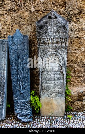 Muslimische Grabsteine, Gartenhöfe, Archäologisches Museum im ehemaligen Ordenskrankenhaus der Ritter von St. John, 15. Jahrhundert, Altstadt, Rhodos-Schlepper Stockfoto