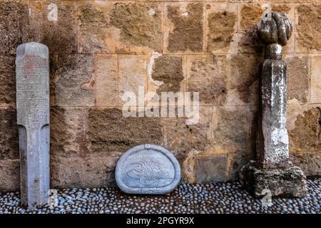 Muslimische Grabsteine, Gartenhöfe, Archäologisches Museum im ehemaligen Ordenskrankenhaus der Ritter von St. John, 15. Jahrhundert, Altstadt, Rhodos Stockfoto