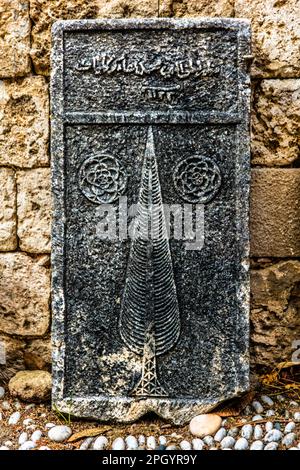 Muslimische Grabsteine, Gartenhöfe, Archäologisches Museum im ehemaligen Ordenskrankenhaus der Ritter von St. John, 15. Jahrhundert, Altstadt, Rhodos Stockfoto