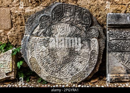 Muslimische Grabsteine, Gartenhöfe, Archäologisches Museum im ehemaligen Ordenskrankenhaus der Ritter von St. John, 15. Jahrhundert, Altstadt, Rhodos Stockfoto