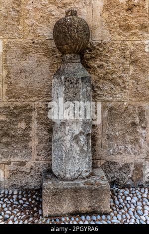 Muslimische Grabsteine, Gartenhöfe, Archäologisches Museum im ehemaligen Ordenskrankenhaus der Ritter von St. John, 15. Jahrhundert, Altstadt, Rhodos Stockfoto