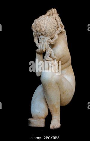 Kleine Marmorstatue der Crouching Aphrodite aus dem Bad, bekannt als Venus von Rhodos, 100 v. Chr., Archäologisches Museum im ehemaligen Ordenskrankenhaus der Stockfoto