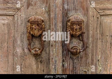 Alte Holztür mit Klopfer, verwinkelte Straßen mit weißen Häusern, Lindos, Rhodos, Griechenland Stockfoto