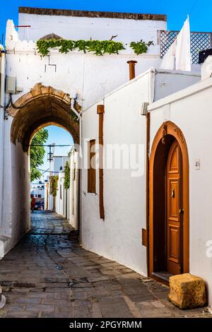 Kapitänshaus in den verwinkelten Straßen mit weißen Häusern, Lindos, Rhodos, Griechenland, Europa Stockfoto