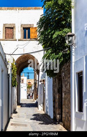 Kapitänshaus in den verwinkelten Straßen mit weißen Häusern, Lindos, Rhodos, Griechenland Stockfoto