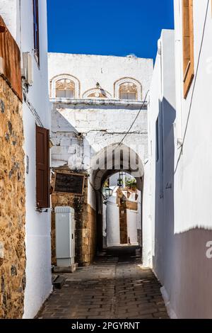 Kapitänshaus in den verwinkelten Straßen mit weißen Häusern, Lindos, Rhodos, Griechenland Stockfoto