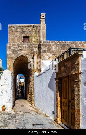 Kapitänshaus in den verwinkelten Straßen mit weißen Häusern, Lindos, Rhodos, Griechenland Stockfoto