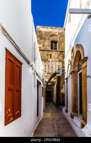 Kapitänshaus in den verwinkelten Straßen mit weißen Häusern, Lindos, Rhodos, Griechenland Stockfoto