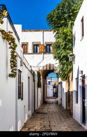 Kapitänshaus in den verwinkelten Straßen mit weißen Häusern, Lindos, Rhodos, Griechenland Stockfoto