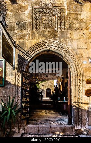 Ältestes Kapitänshaus in den verwinkelten Straßen mit weißen Häusern, Lindos, Rhodos, Griechenland Stockfoto