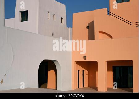 Farbenfrohe Häuser im Mina District, Mia Park, Old Port Doha, Katar Stockfoto