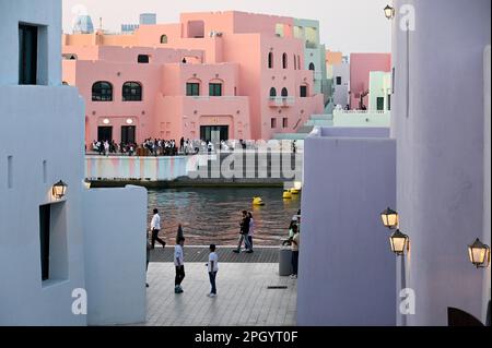 Farbenfrohe Häuser im Mina District, Mia Park, Old Port Doha, Katar Stockfoto