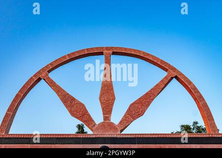 Einzigartiges Halbkreisschild mit hellblauem Himmel am Abend Stockfoto