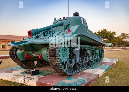 pakistanischer Panzer, der im indischen Kriegsdenkmal gehalten wird, das in Kriegen gewonnen wurde, aus einer einzigartigen Perspektive gedreht wird. Der Schuss wird am 25 2023. Januar auf dem jaisalmer-Kriegsdenkmal rajasthan india gemacht. Stockfoto