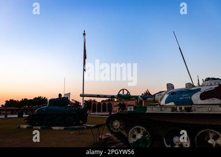 pakistanischer Panzer, der im indischen Kriegsdenkmal gehalten wird, das in Kriegen gewonnen wurde, aus einer einzigartigen Perspektive gedreht wird. Der Schuss wird am 25 2023. Januar auf dem jaisalmer-Kriegsdenkmal rajasthan india gemacht. Stockfoto