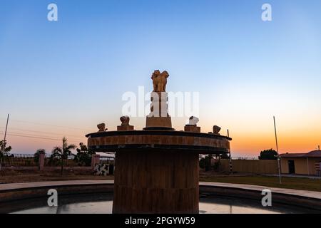 das indische Nationallogo mit hellem dramatischen Himmel am Abend aus einem anderen Blickwinkel wird am jaisalmer war Memorial rajasthan india am 25 2023. Januar aufgenommen Stockfoto