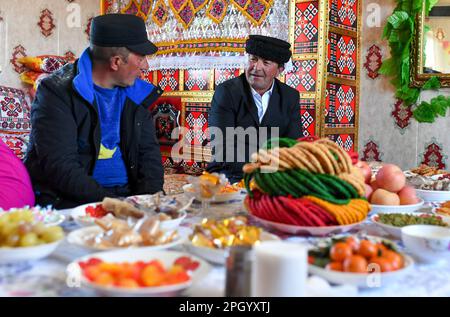 (230325) -- TAXKORGAN, 25. März 2023 (Xinhua) -- Duri Jarman (R) spricht mit seinem jüngeren Bruder, der auch im Dorf Aimin des Autonomen Bezirks Taxkorgan Tajik, Nordwestchina der Autonomen Region Xinjiang Uygur lebt, 21. März 2023. Das Leben des Hirten Duri Jarman ist eng mit zwei Orten verbunden: Dem Dorf AK Toga Langar, eingebettet tief in die Berge des Taxkorgan Tajik Autonomous County, und dem Dorf Aimin, das sich in der Nähe des Bezirkssitzes befindet. Duri, jetzt 52 Jahre alt, lebte 47 Jahre im Dorf AK Toga Langar. Im Winter 2018 profitierte seine Familie von der Umsiedlungspolitik für p Stockfoto