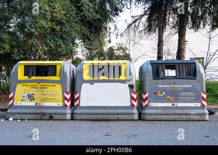 Tirana, Albanien. März 2023. Die Behälter für die getrennte Abfallsammlung in einer Straße im Stadtzentrum Stockfoto