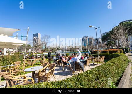 Tirana, Albanien. März 2023. Einige Leute sitzen in den Bars im Park Rinia "Tajvani" im Stadtzentrum Stockfoto