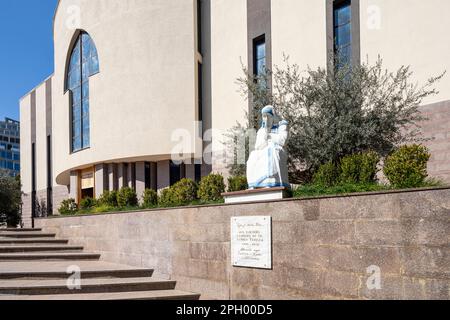 Tirana, Albanien. März 2023. Blick auf die Außenfassade von St. Pauls katholische Kathedrale im Stadtzentrum Stockfoto