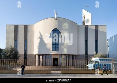 Tirana, Albanien. März 2023. Blick auf die Außenfassade von St. Pauls katholische Kathedrale im Stadtzentrum Stockfoto