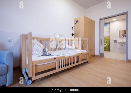 Bamberg, Deutschland. 24. März 2023. Blick auf ein Gästezimmer im Kinder- und Jugendhospiz Sternenzelt. Junge Menschen bis zum Alter von 26 Jahren, die an einer lebensverkürzenden Krankheit leiden, sollen im neu eröffneten Hospiz begleitet und betreut werden. Das Kinder- und Jugendhospiz Sternenzelt befindet sich an der Bamberg Hospice Akademie neben der Bruderwald Klinik. Kredit: Daniel Karmann/dpa/Alamy Live News Stockfoto