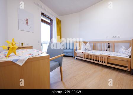 Bamberg, Deutschland. 24. März 2023. Blick auf ein Gästezimmer im Kinder- und Jugendhospiz Sternenzelt. Junge Menschen bis zum Alter von 26 Jahren, die an einer lebensverkürzenden Krankheit leiden, sollen im neu eröffneten Hospiz begleitet und betreut werden. Das Kinder- und Jugendhospiz Sternenzelt befindet sich an der Bamberg Hospice Akademie neben der Bruderwald Klinik. Kredit: Daniel Karmann/dpa/Alamy Live News Stockfoto