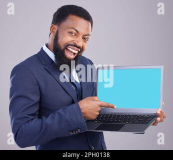 Laptop, grüner Bildschirm und schwarzer Mann isoliert auf grauem Hintergrundporträt für Business-Software-Modelle oder Produktplatzierung. Wow, aufgeregt oder glücklich Stockfoto