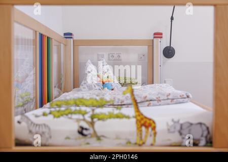 Bamberg, Deutschland. 24. März 2023. Blick auf ein Kinderbett im Gästezimmer des Kinder- und Jugendhospiz Sternenzelt. Junge Menschen bis zum Alter von 26 Jahren, die an einer lebensverkürzenden Krankheit leiden, sollen im neu eröffneten Hospiz begleitet und betreut werden. Das Kinder- und Jugendhospiz Sternenzelt befindet sich an der Bamberg Hospice Akademie neben der Bruderwald Klinik. Kredit: Daniel Karmann/dpa/Alamy Live News Stockfoto