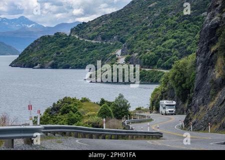 Ein Wohnmobil auf einem Abschnitt der Southern Scenic Route neben Lake Wakatipu, auch bekannt als Devils Staircase, South Island, Neuseeland Stockfoto