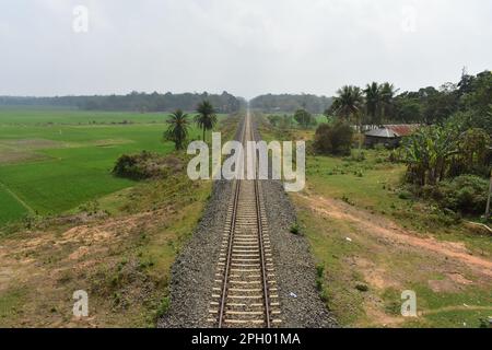 Ein ländlicher Eisenbahnweg durch ein Dorf in Tripura, Indien . Stockfoto