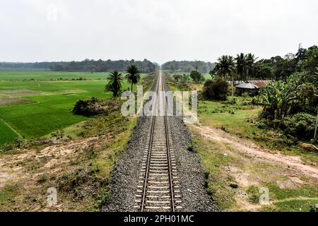 Ein ländlicher Eisenbahnweg durch ein Dorf in Tripura, Indien . Stockfoto