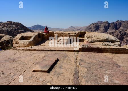 Motab oder Thron des Gottesaltar am Hohen Ort der Opfer in Petra, Wadi Musa, Jordanien, mit Beduinenfrau Stockfoto