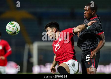 Kairo, Ägypten. 24. März 2023. Zizo (L) aus Ägypten tritt mit Dennis Chembezi aus Malawi während des Qualifikationsspiels für den Africa Cup of Nations der Gruppe D zwischen Ägypten und Malawi in Kairo, Ägypten, am 24. März 2023 an. Kredit: Ahmed Gomaa/Xinhua/Alamy Live News Stockfoto