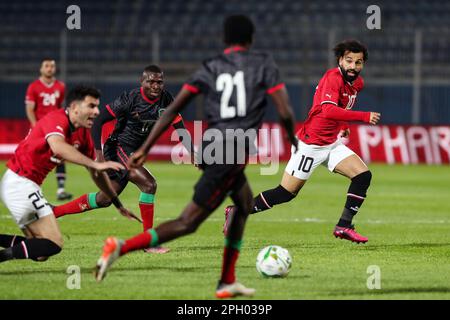 Kairo, Ägypten. 24. März 2023. Mohamed Salah (1. R) aus Ägypten tritt während des Qualifikationsspiels der Gruppe D für den Africa Cup zwischen Ägypten und Malawi am 24. März 2023 in Kairo (Ägypten) an. Kredit: Ahmed Gomaa/Xinhua/Alamy Live News Stockfoto