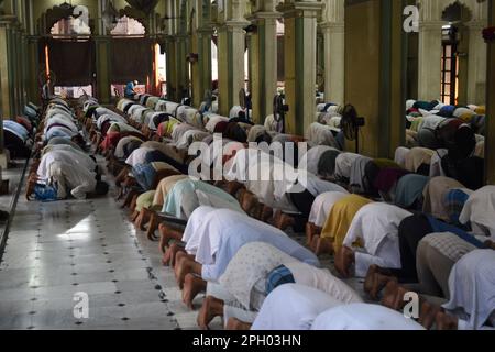 Kalkutta, Indien. 25. März 2023. Während des heiligen Monats Ramadan in der Nakhoda-Moschee bieten muslimische Anhänger von Kalkutta Gebete an. (Foto von Sayantan Chakraborty/Pacific Press) Kredit: Pacific Press Media Production Corp./Alamy Live News Stockfoto