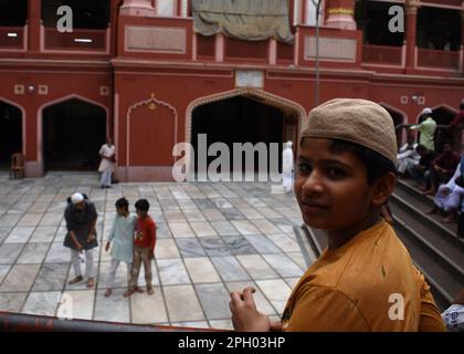 Kalkutta, Indien. 25. März 2023. Während des heiligen Monats Ramadan in der Nakhoda-Moschee bieten muslimische Anhänger von Kalkutta Gebete an. (Foto von Sayantan Chakraborty/Pacific Press) Kredit: Pacific Press Media Production Corp./Alamy Live News Stockfoto