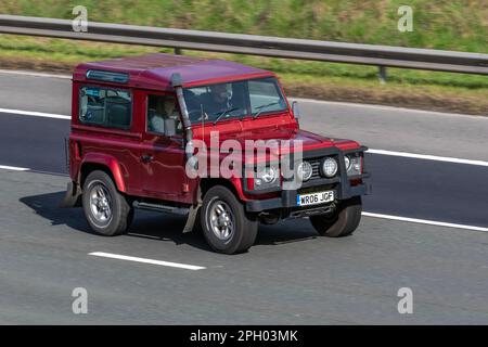 2006 mm (06") Schild rot SWB LAND ROVER DEFENDER 90 TD5 COUNTY STATION WAGON 2495cc 5-Gang-Schaltgetriebe; Fahren auf der Autobahn M6 UK Stockfoto