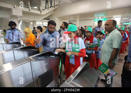 Dhaka Mass Transit Company Limited organisierte eine Fahrt mit der U-Bahn Joy für Kinder aus zwei Waisenhäusern zur Feier des Bangabandhu Sheikh Mujibur Rahman's Stockfoto