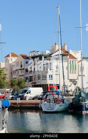 ALMERIMAR, SPANIEN - 19. DEZEMBER 2022 einer der größten Freizeithäfen an der Küste von Almeria, mit der notwendigen Infrastruktur und idealem Wetter CO Stockfoto