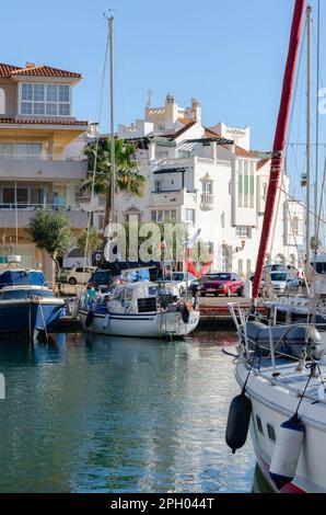 ALMERIMAR, SPANIEN - 19. DEZEMBER 2022 einer der größten Freizeithäfen an der Küste von Almeria, mit der notwendigen Infrastruktur und idealem Wetter CO Stockfoto