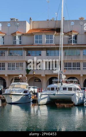 ALMERIMAR, SPANIEN - 19. DEZEMBER 2022 einer der größten Freizeithäfen an der Küste von Almeria, mit der notwendigen Infrastruktur und idealem Wetter CO Stockfoto